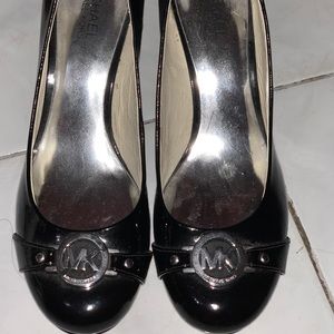 Michael kors black heels. SIZE 8.5 IN WOMENS SIZE.